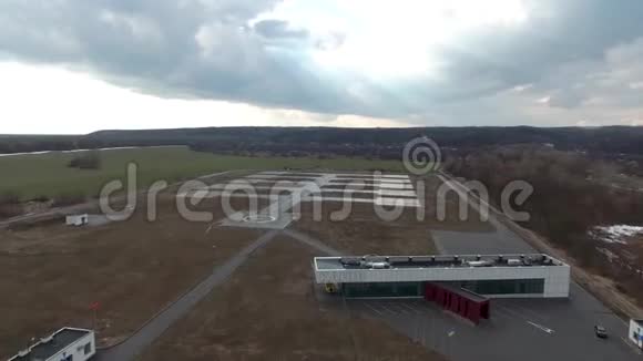 从鸟瞰的角度空中摄影直升机在Dnieper河附近跑道视频的预览图