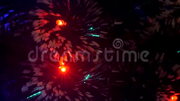 在孩子们的房间里圣诞树上挂着彩灯装饰着花环美丽圣诞树视频的预览图