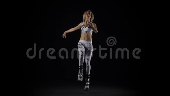 慢动作职业女运动员在kangoo跳鞋表演练习视频的预览图