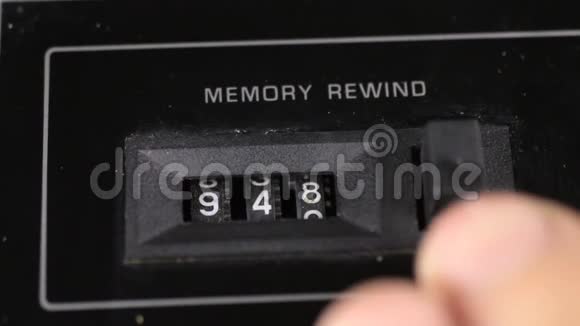 手指重置为旧模拟计数器的读数为零复古概念视频的预览图