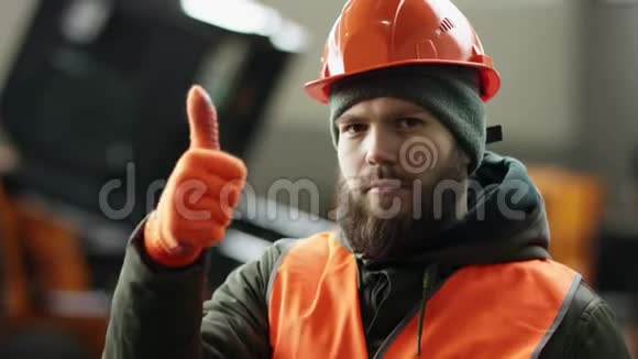 一个肖像好的机械师表示签字认可竖起大拇指专业员工汽车服务显示路线a视频的预览图