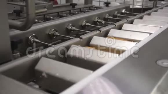 甜点蛋糕的制造甜面包的奶油灌装机面包制品面粉糖果视频的预览图