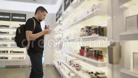一个背着背包的人在商店大厅里尝试香水视频的预览图