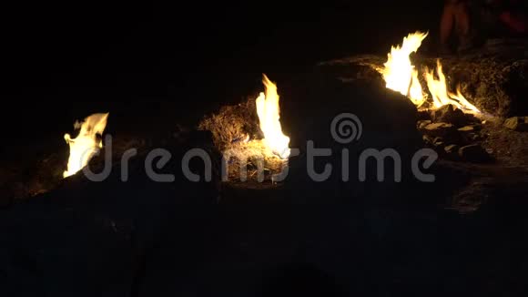 慢动作火力壁炉着火了温暖舒适的燃烧火砖壁炉靠近视频的预览图