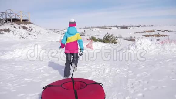 在滑雪场享受寒假的快乐滑雪女孩视频的预览图