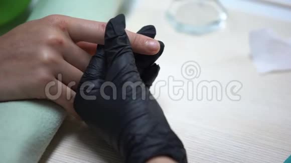 美甲大师在涂指甲油前给客户清洁指甲美容院视频的预览图