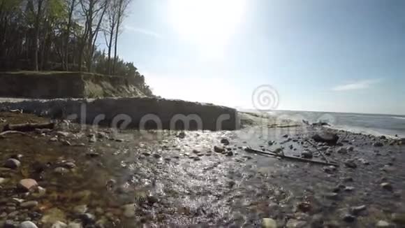 位于海滩上的捷克河河口视频的预览图