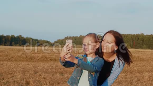 女儿十几岁和母亲一起拍自拍照片农村的母亲视频的预览图