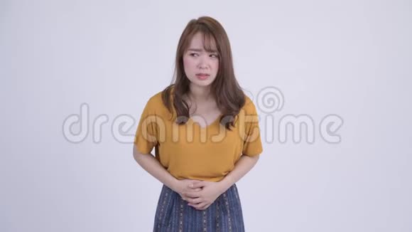 年轻有压力的亚洲妇女胃痛视频的预览图