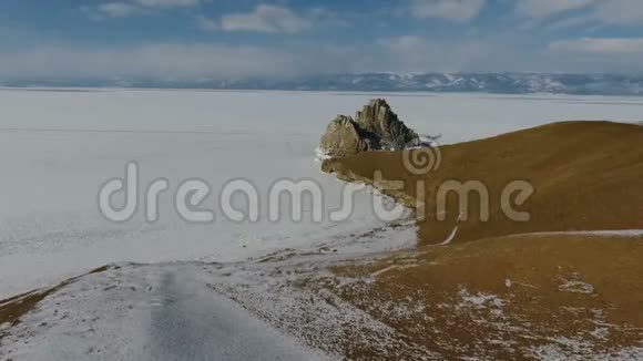 飞越贝加尔湖冰雪覆盖着厚厚的冰层视频的预览图