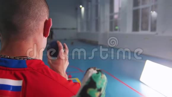 坐轮椅的残疾人扔一个蓝色的小球波西亚背面视频的预览图