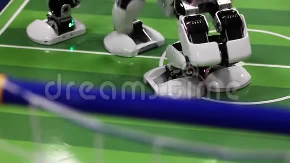 在足球场上合上智能仿人机器人脚热身视频的预览图