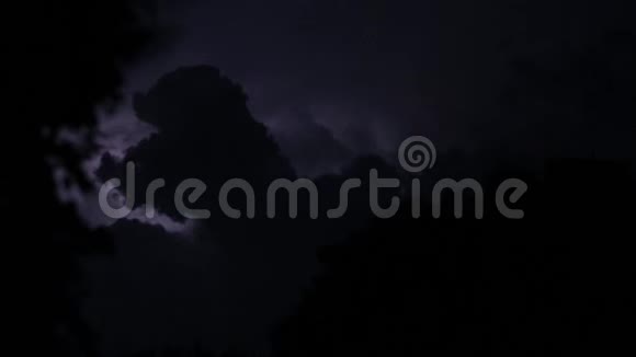 雷雨时的夜空闪电照亮天空和云彩视频的预览图