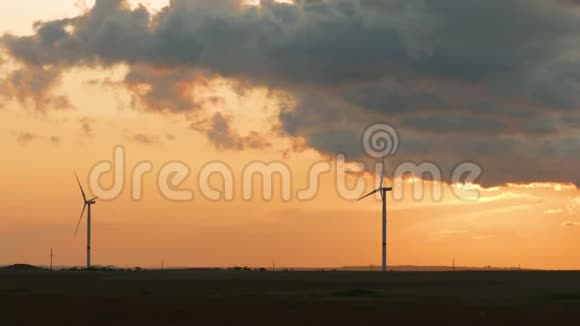 日落天空背景下的风车螺旋桨视频的预览图