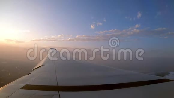 4K飞机机翼和橙色日落从飞机窗口看到视频的预览图