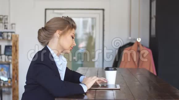 学生考试后喝咖啡在咖啡馆吃早餐视频的预览图