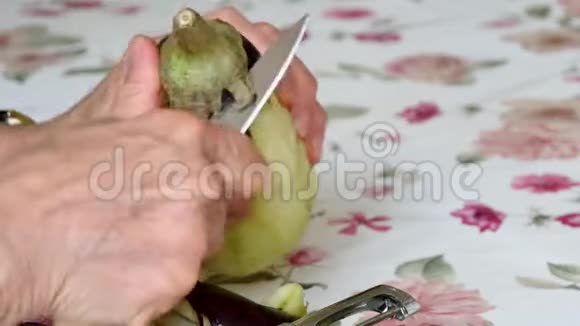 一个茄子在厨房里剥皮视频的预览图