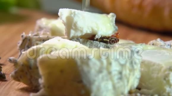 叉子吃一片天然山羊奶酪视频的预览图