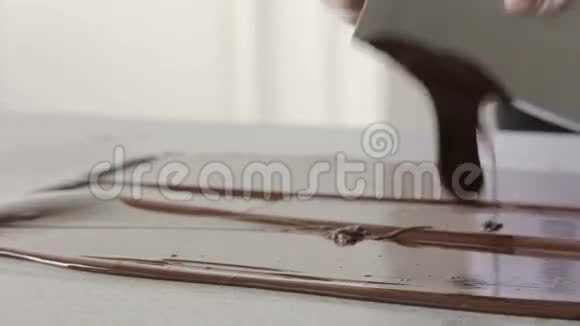 融化的巧克力流视频的预览图