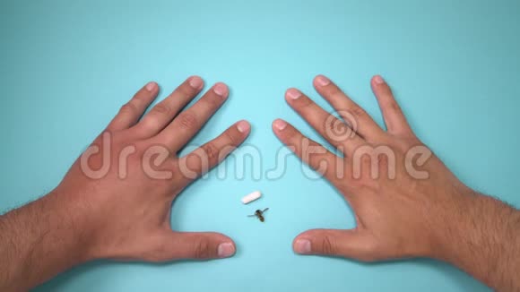 雄性的手被蜜蜂刺痛并用药物治疗旁边的肿胀手肿胀炎症发红是感染的迹象昆虫视频的预览图