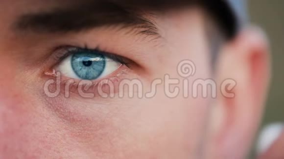 蓝眼睛男孩听音乐视频的预览图