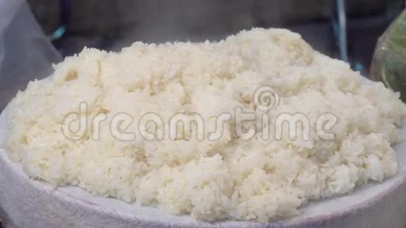 泰国街头食品白色织物上的白色粘米流视频的预览图