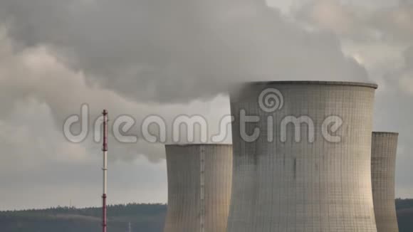 发电厂冷却塔排放蒸汽视频的预览图