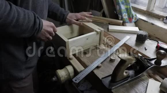 男木匠用千斤顶刨木木板做松木架子视频的预览图