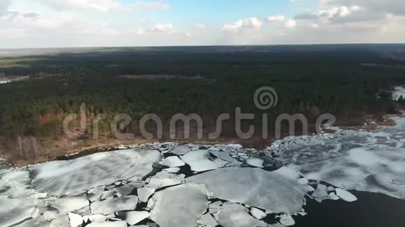 从鸟瞰的角度拍摄第聂伯河空中摄影冰视频的预览图