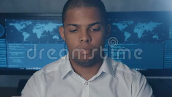 美国黑人男程序员穿着白衬衫在安全数据中心工作的画面视频的预览图