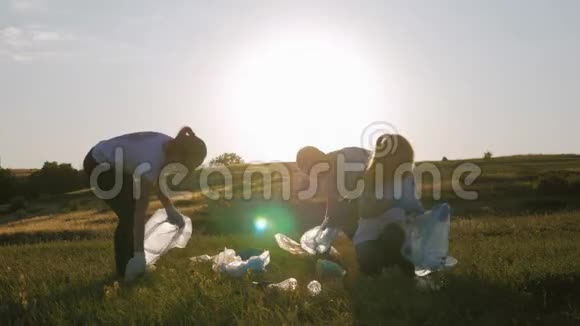 义工队家属捡垃圾塑料用垃圾袋清理园区团队合作与生态视频的预览图