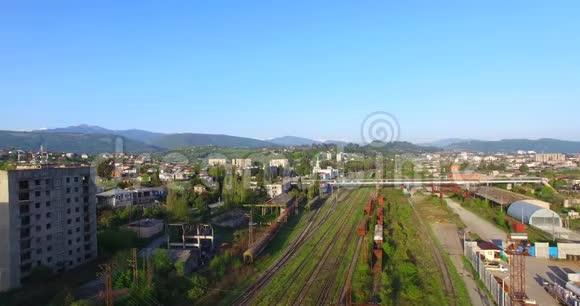 火车站的鸟瞰对照城市景观视频的预览图