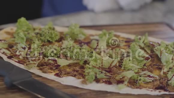 用烧烤酱将莴苣叶收拢土耳其菜视频的预览图