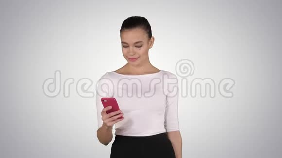 快乐的年轻女子与智能手机制作照片她的购物袋在梯度背景视频的预览图