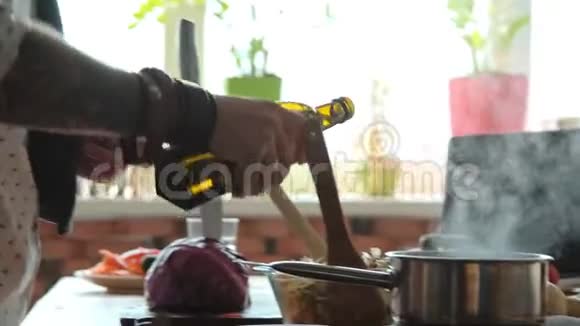 一个人把橄榄油倒入蔬菜沙拉特写香浓沙拉视频的预览图