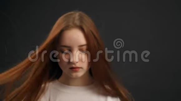 悲伤的小红发女孩的肖像满脸雀斑严肃地看着镜头工作室的黑色背景4慢视频的预览图