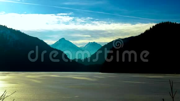 日落时在巴伐利亚的阿尔佩湖结冰时光流逝视频的预览图