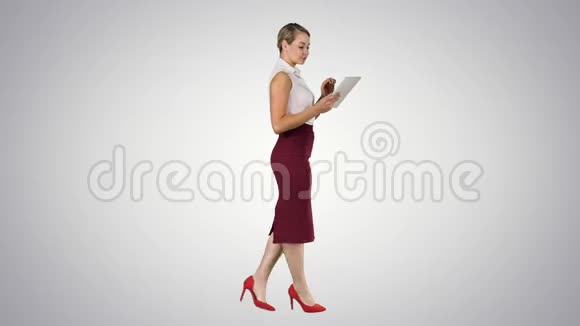 女商人使用电子标签行走在梯度背景视频的预览图