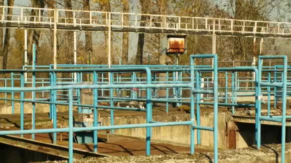 废水和废水处理厂陈旧和生锈的栏杆铁工艺沉淀过滤氧化视频的预览图