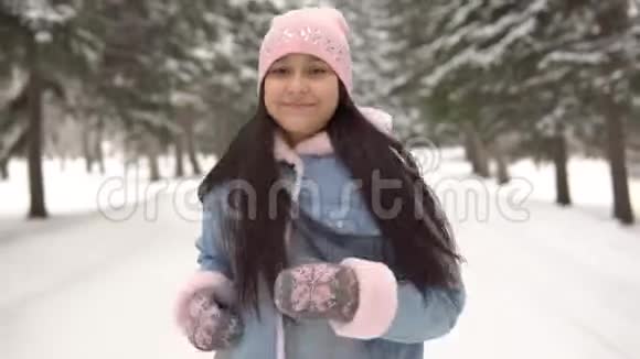 年轻的女运动员带着良好的心情和微笑穿过冬林4K视频的预览图