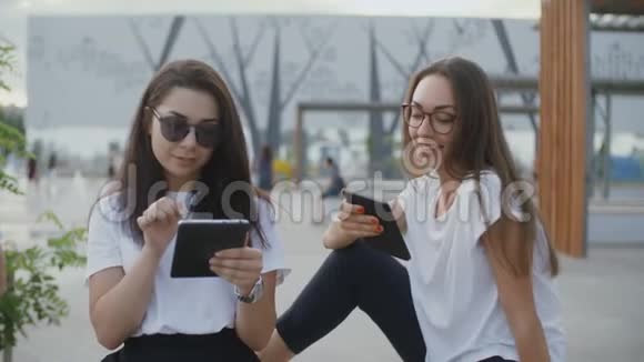 两个美女正在户外看书视频的预览图