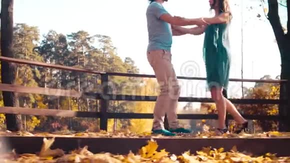 一对夫妇在木桥上跳舞的腿视频的预览图