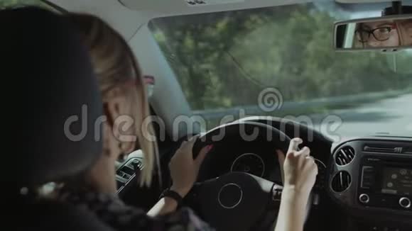 女司机反映在汽车后视镜上视频的预览图