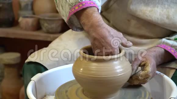 创造白色粘土特写花瓶作坊里的雕刻家用粘土做罐子扭曲锅的车轮视频的预览图