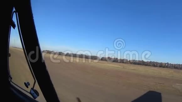 起飞时从驾驶舱看到的跑道视频的预览图