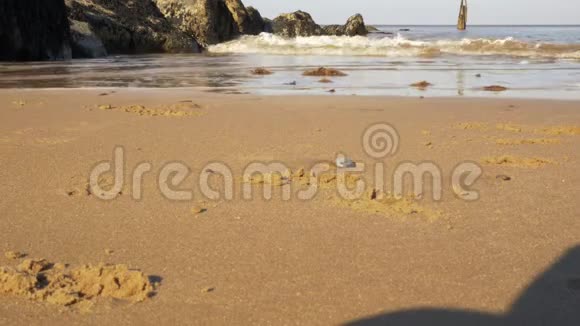 海浪拍打海岸岩石近距离射击视频的预览图