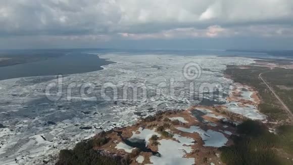 从鸟瞰的角度拍摄第聂伯河空中摄影冰视频的预览图