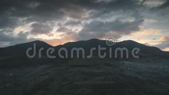 森林山上美丽的草甸早晨遮天蔽日视频的预览图