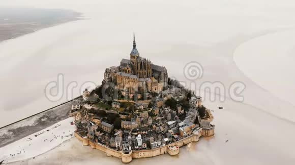 美丽的电影镜头无人机飞行在标志性的圣米歇尔岛堡垒和法国诺曼底修道院上方视频的预览图