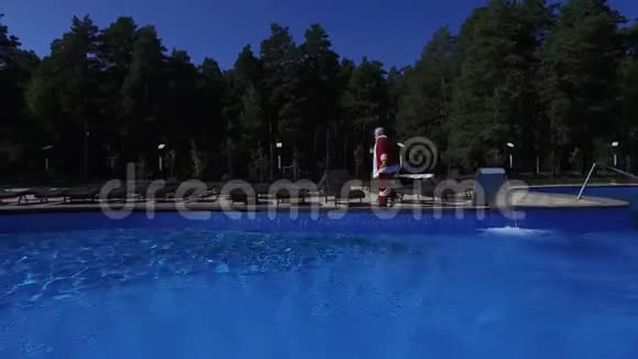 快乐的圣诞老人在游泳池里跳舞视频的预览图